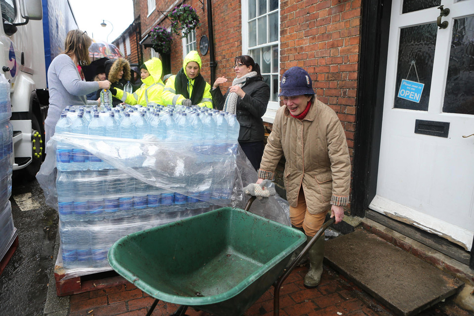 Hậu bão tuyết, nước Anh khan hiếm lương thực và nước uống